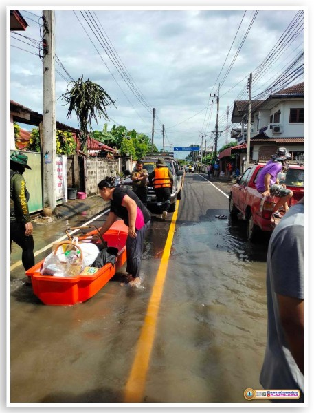 ร่วมแจกข้าวกล่องและถุงยังชีพให้กับประชาชนในเขตเทศบาลตำบลสบปราบฯ 27 กันยายน 2567 ... Image 6